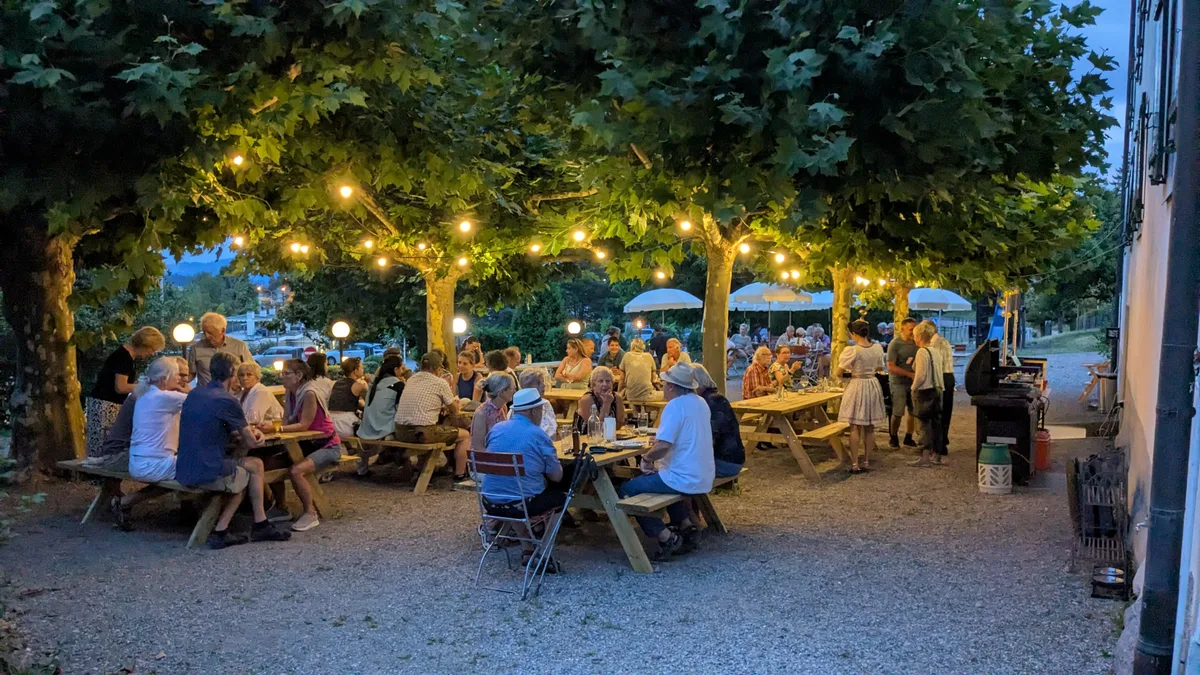 Im Garten des Gasthofs lässt es sich gemütlich verweilen. Man sieht den Aussenbereich der «Krone Forch».